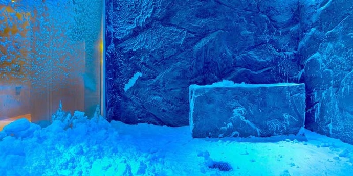 اتاق برفی ‏ ‎
‏ اینطور که به نظر می رسد مردمان کشورهای سردسیر علاقه دارند هر کجا که می روند سرما ، یخ و زمستان همراهشان باشد. ‏اسکیپ کروز نیز یک کشتی نروژی است که در آن یک اتاق به نام اتاق برفی قرار دارد که دمای آن به اندازه دمای قطب سرد ‏است.‏ ‏‏ ‏ ‏ ‏ ‏