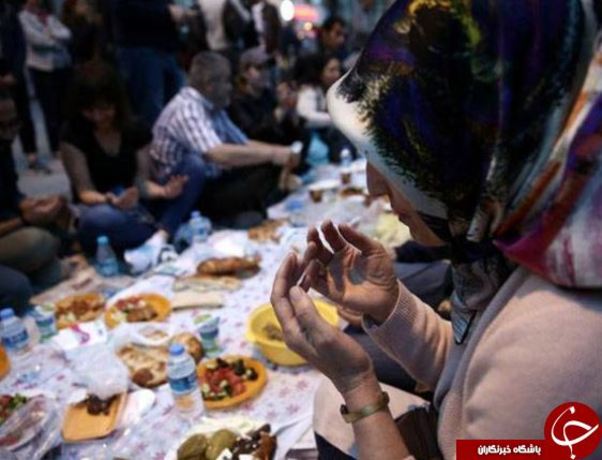 مراسم افطار عمومی در مرکز استانبول، ترکیه