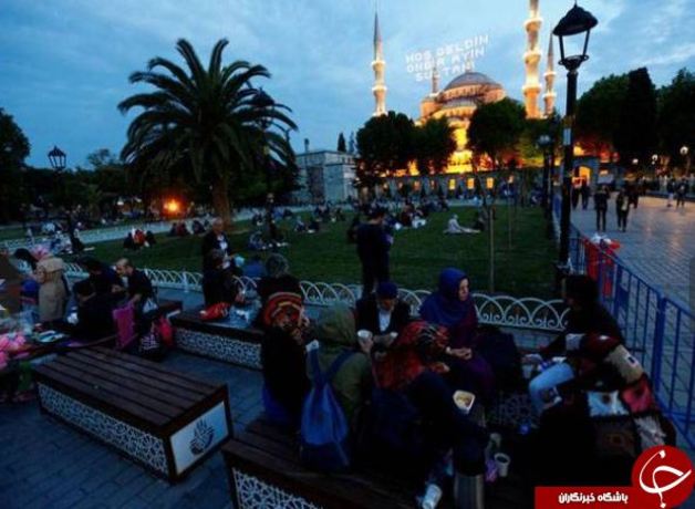 لحظه افطار در مسجد سلطان احمد استانبول، ترکیه