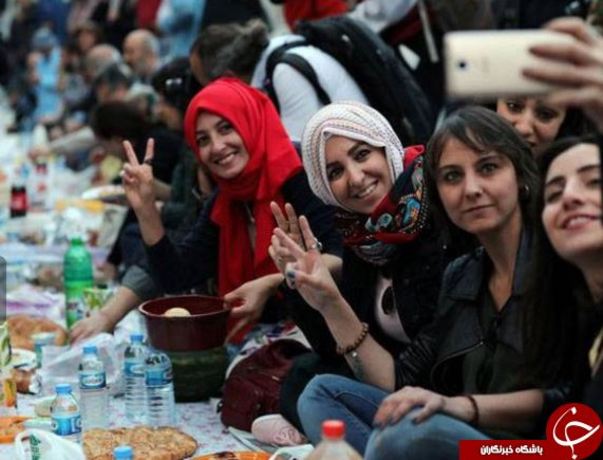 افطاری عمومی در خیابان استقلال شهر استانبول