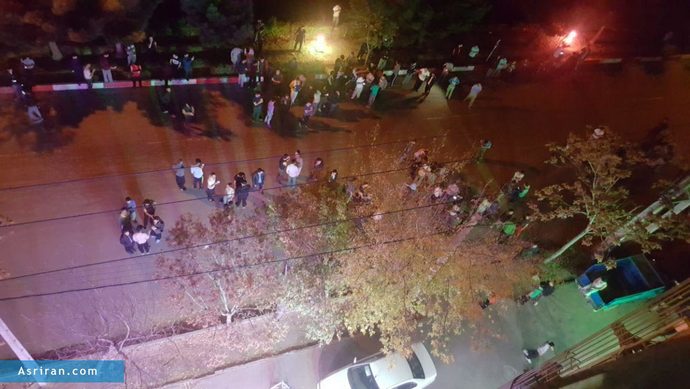 تجمع دانشجویان در شهرستان «بناب» درمحوطه خارج از خوابگاه