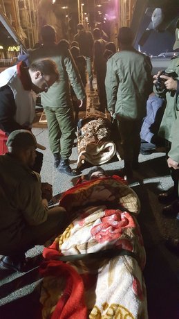 تلاش شبانه نیروهای امدادی برای انتقال مجروحان به تهران. سرباز جوان می‌گفت در حال نگهبانی بوده که سقف روی سرش خراب شده و ۳ ساعت زیر آوار بوده. اتفاقی موبایلش را برده و با آن به دوستانش خبر داده که کجاست تا نجاتش دهند. دو دوست دیگرش کشته شدند.