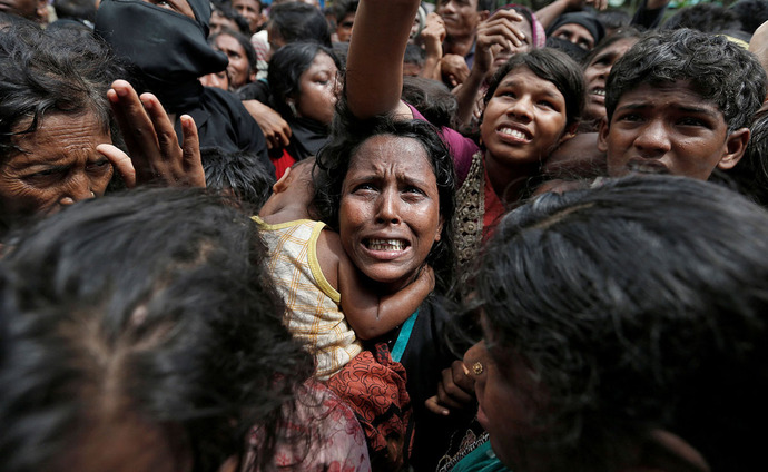 زن پناهنده روهینگیایی منتظر دریافت کمک در بنگلادش