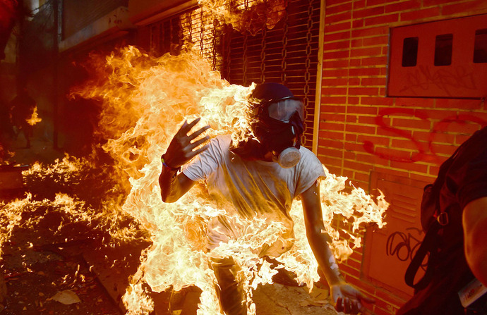 آتش گرفتن یکی از معترضان به سیاست های نیکولاس مادور رئیس جمهور ونزوئلا