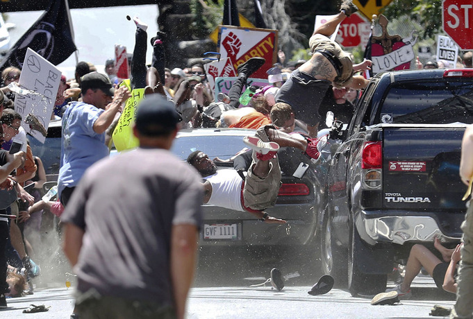 پرواز مردم در آسمان! حمله با ماشین به تجمع نژاد پرستان سفید پوست در ویرجینیا؛ در این حادثه یک نفر کشته و نوزده نفر زخمی شدند.