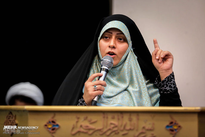 خواهر انقلابی مسیح علینژاد در مراسم «دختران انقلاب»
