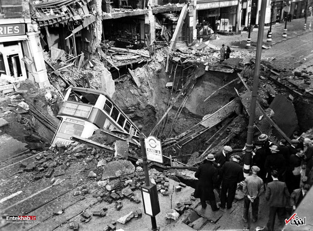 1940: سقوط یک اتوبوس به یک چاله بزرگ در لندن پس از بمباران بمب افکن های آلمانی