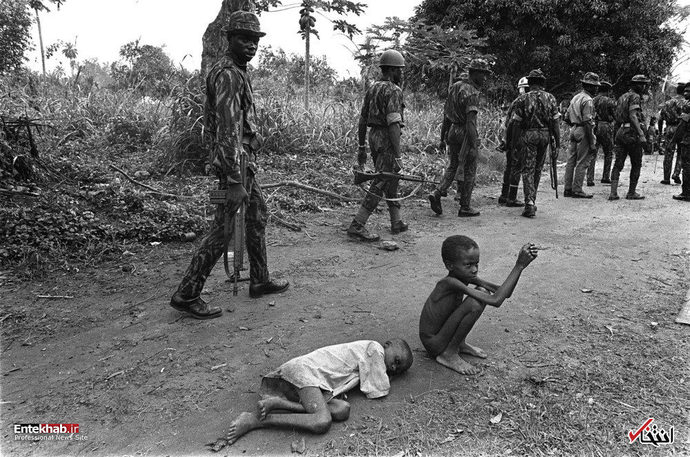 عبور نیروهای فدرال نیجریه از کنار چند کودک در حال مرگ از گرسنگی و سوءتغذیه