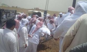 استخدام (رافعة) لدفن سعودي .. والسبب !