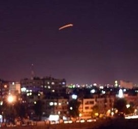 التلفزيون السوري: الدفاعات الجوية تصدت لأهداف جوية في محيط مطار دمشق الدولي