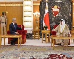 الملك حمد بن عيسى آل خليفة يستقبل وزير خارجية الاحتلال الإسرائيلي يائير لبيد في المنامة