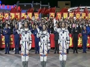 الرواد الصينيون يصلون إلى المحطة الفضائية لأطول مهمة مأهولة