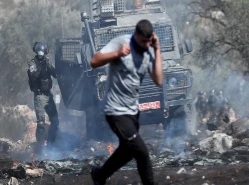 تظاهرة رافضة لاستيلاء الاحتلال على أراضي المواطنين بالخليل