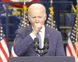 بايدن يثير ناشطي التواصل الإجتماعي بعدما سعل في يديه وذهب ليصافح الجمهور