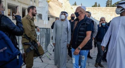 وفد بحريني تطبيعي يجول في ساحة البراق الممنوعة على الفلسطينيين