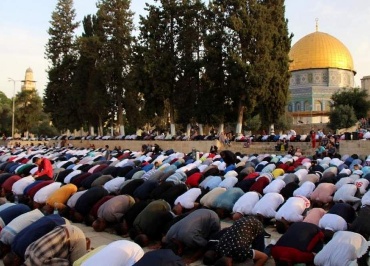 50 ألف مصل يؤدون صلاة الجمعة في المسجد الأقصى رغم اجراءات الإحتلال المشددة