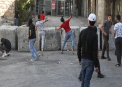 مواجهات مع قوات الإحتلال في الخليل اثر مسيرة تضامنية مع الأسرى