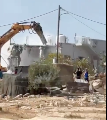 الاحتلال يهدم منزلًا في تجمع الجوايا شرق يطا جنوب الخليل بالضفة الغربية