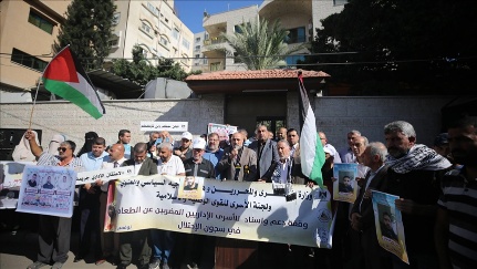 فلسطينيون يشاركون في وقفة تضامنية مع الأسرى المضربين عن الطعام بغزة