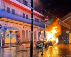 فلسطينيون يحرقون مركبة للمستوطنين وسط رام الله وأجهزة السلطة تعيدها الى الاحتلال