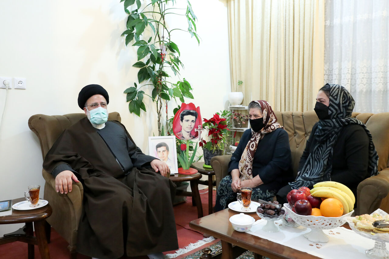 عشية ذكرى ميلاد السيد المسيح (ع).. الرئيس الايراني يزور منزل أحد شهداء الطائفة المسيحية في طهران