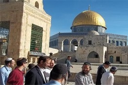 مستوطنون صهاينة يقتحمون الأقصى وآخرون يعتدون على عائلة جنوب نابلس