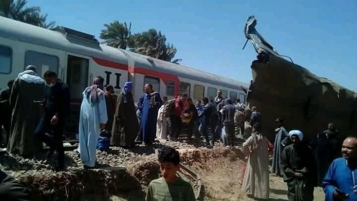 مقتل نحو 32 وإصابة نحو 66 باصطدام قطاري ركاب في سوهاج