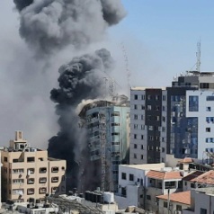 طائرات الاحتلال تُدمر برج الجلاء وسط غزة وكتائب القسام تتوعد برد مزلزل