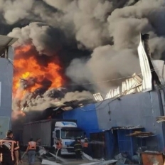 احتراق منازل مدنية في غزة جراء استمرار القصف المدفعي الإسرائيلي