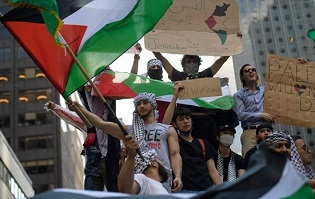 متظاهرون مؤيدون لفلسطين يغلقون الطريق المؤدي إلى القنصلية الصهيونية في نيويورك