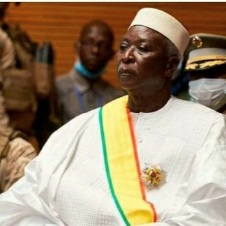 اعتقال الرئيس الانتقالي ورئيس الوزراء والتحفظ عليهما في قاعدة عسكرية