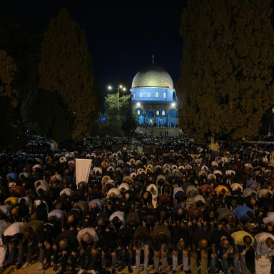 آلاف المصلين يحيون ليلة القدر في المسجد الأقصى