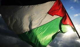الإحتلال يحاكم سيدة فلسطينية رفعت علم فلسطين وسط مسيرة الأعلام في القدس