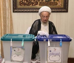 المرجع مكارم شيرازي: الشعب بمشاركته في الانتخابات يدافع عن الجمهورية الاسلامية