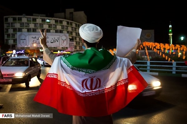 بالصورة: احتفالات في طهران بفوز آية الله رئيسي بالانتخابات