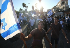 مسيرات أعلام استيطانية وتصد فلسطيني لها بمناطق متفرقة بالضفة