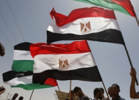 فلسطينيون ومصريون يعملون على إعادة تدوير الركام الناتج عن القصف الإسرائيلي على غزة