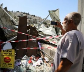 وسط مواجهات عنيفة.. جرافات الاحتلال تهدم محلا تجاريا وتقتحم حي البستان بالقدس