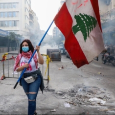ناشونال إنترست: انهيار لبنان ينذر باندلاع اضطرابات أوسع نطاقا في المنطقة