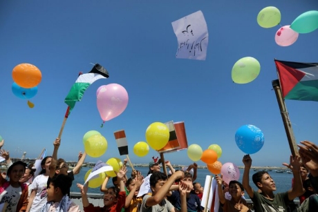 أطفال غزة يطلقون بلالين محملة بالرسائل احتجاجا على جرائم الإحتلال الإسرائيلي بحقهم أطفال غزة يطلقون بلالين محملة بالرسائل احتجاجا على جرائم الإحتلال الإسرائيلي بحقهم