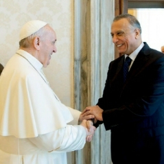 الكاظمي يهدي البابا لوحة من عمل إحدى ضحايا داعش: ماضون لإعمار ما دمر من الكنائس الاثرية