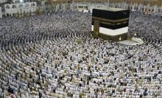 حجاج بيت الله الحرام ينهون المناسك مأدين طواف الوداع في ثالث ايام التشريق