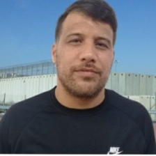 الأسير نمر خليل حرًا بعد اعتقال دام 18 عامًا في سجون الإحتلال الإسرائيلي