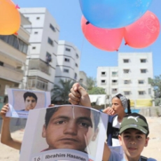 بالبالونات.. أطفال غزة يبعثون رسائلهم للعالم مطالبين بإنقاذهم