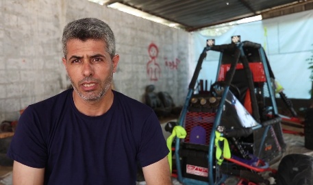 سيارة سباق ذات هيكل فريد.. انجاز حققه فلسطيني من غزة بأدوات وامكانيات بسيطة