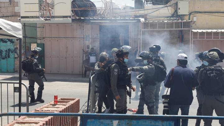 قوات الاحتلال تهاجم المصلين في المسجد الابراهيمي بقنابل الصوت
