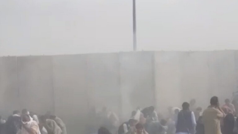الدفاع تعلن مقتل سبعة أفغان خارج مطار كابول خلال محاولتهم الوصول إلى المطار