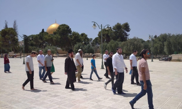 عشرات المستوطنين يجددون اقتحام المسجد الأقصى بحماية قوات الاحتلال