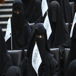 نساء يتظاهرن دعما لطالبان وقواعدها بشأن المراة