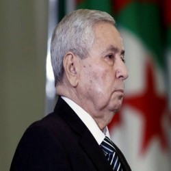 جثمان رئيس الدولة السابق عبد القادر بن صالح يوارى الثرى بحضور تبون